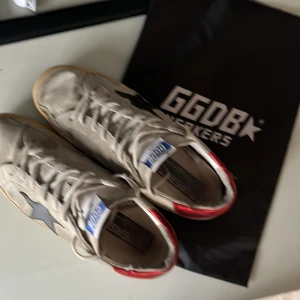 Golden goose superstars  - Ett riktigt feta par golden goose skor som är rätt så slitna, skick 6,5/10. Men det är fortfarande riktigt feta. Nypris 4799. Direkt köp för 1049kr men pris kan diskuteras!(Påse finns) Finns även en litet rött märke på skon som inte finns med på bild