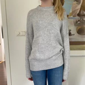 Stickad tröja  - Grå stickad tröja,är använd några gånger men är i bra skick!  Nypris: 150kr