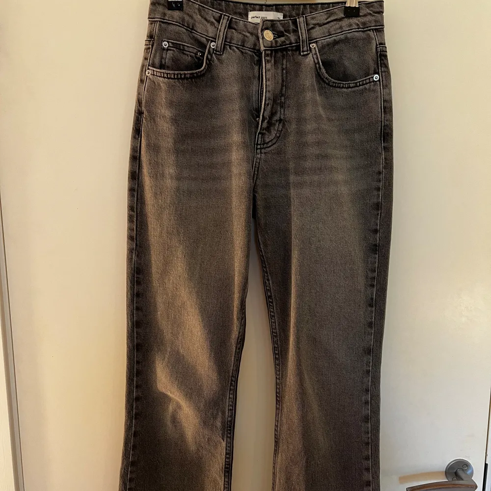 Gråa flare jeans från Gina Tricot, nypris 499, knappt använd så i nyskick, medelhög midja, . Jeans & Byxor.