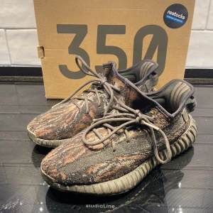 Yeezy 350 - Säljer dessa Yeezy 350!  De är använda sparsamt och har ett bra skick! Allt og är kvar och de är köpta från restock!  Storlek: 42 Skick: 8/10 Nypris: 2900 Vårt pris: 799kr! Kan gå ner vid snabb affär!