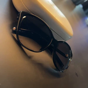 Marc Jacobs Solglasögon  - Ett par riktigt fina Marc Jacobs Glajjor i använt men bra skick. Köpta för ett par år sen av min mor🥰 Köpta för 1600 men säljer för 299🏆 Hör av dig vid minsta fundering🔮 Kan gå ner lite vid snabb och smidig affär✅