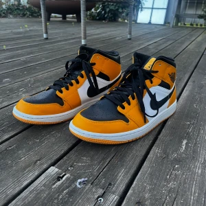 Nike jordans - Dessa skorna är använda ett par gånger men är i nyskick! De är i storlek 44!💛