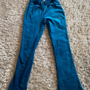 Juicy Couture byxor - En slags mörkblå färg. Har snören och två fickor där bak. Snörena är lite trasiga. Märket har blivit lite slitet. 10-11 år. 