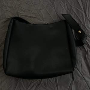 Hej! säljer min svarta väska som är stilren och passar till alla tillfällen! Använd endas 2 gånger så den är i nyskick! 
