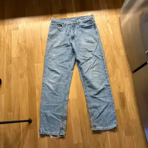 Blå jeans från märket Valent storlek S. Modell: Loose. Användt skick. Lite slitna vid byxbenen. Nypris: 699:-  Från carlings.