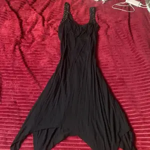 En svart klänning med gulliga paljetter, öppen rygg samt v aktig i botten. mjukt material !! 💕