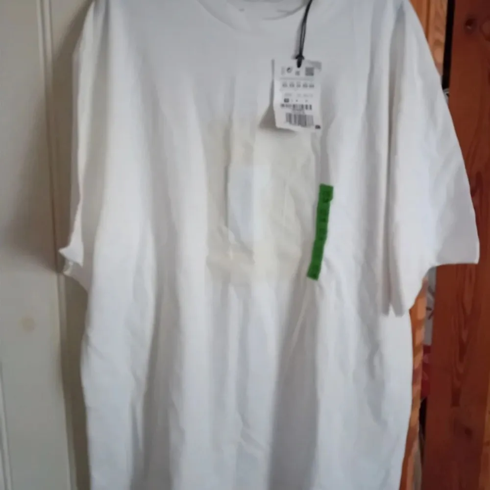 Cremefärgad T-shirt oversized från Pull & Bear. Helt ny med prislapp kvar. Storlek XS (34).. T-shirts.