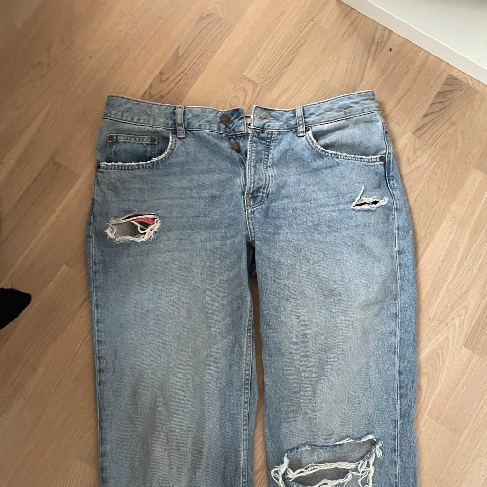 Säljer mina jeans då jag inte använder dessa! Knappt använda och är väldigt snygga!. Jeans & Byxor.