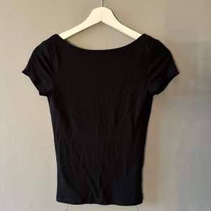 T-shirt - T-shirt med öppen rygg. Inga defekter alls. Har även samma i vitt, skriv ifall intresserad av den. 