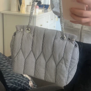 Zara väska - säljer denna sjukt fina väska från zara som tyvärr inte kommer till användning🙌 