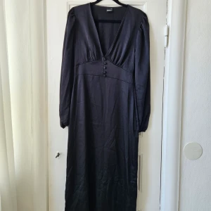 Långklänning  - Använd endast en gång. Säljer för att den är för liten för mig😊💓