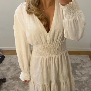 Vit zara klänning - Säljer min fina zara klänning, sparsamt använd. Köptes förra sommaren💞💞