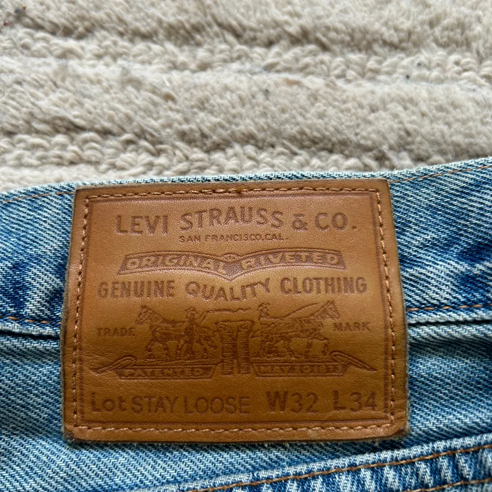 säljer ett par lite bredare par jeans från levis med W32 och L34 som håller bra kvalitet förutom längst ner på byxbenet som är lite skrapat mot marke vid användning, nypris ligger runt 1200kr.. Jeans & Byxor.