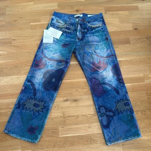 Our legacy Third cut  - Sjukt feta digital chalk flower denim! Size 30 passar 30-31 i midja! Helt nya med tags kvitto finns också! Sjukt svåra att få tag på! 