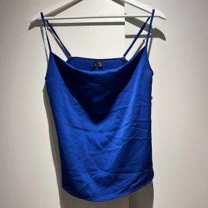 Elegant linne - Elegant linne i en härlig royal blå färg. Kan lätt anpassas då linnet har justerbara band. 