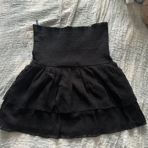 Volang kjol  - Jätte fin kjol från Ginatricot 