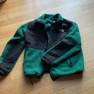 North face jacka - Säljer min gamla North race jacka så den ej kommer till användning längre