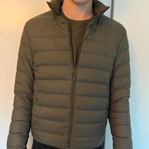 Uniqlo jacka ultra light down -  Jättefin uniqlo jacka i näst intill perfekt skick. En pytteliten skråma nederst vid dragkedjan annars inga anmärkningar. Jackan kan även packas ner i tillhörande påse som sitter fast i inne fickan, kan tas loss. Nypris 