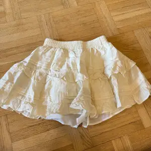 Volang kjol med inbygg shorts oanvänd med prislappar 