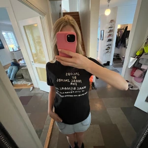 Marc Jacobs t-shirt - Supercool t-shirt från Marc Jacobs. Går för långt över 2000 begagnat. Trycket har spruckit lite smått på några ställen men det är inget man lägger märke till. Supersällsynt från 2014 och kommer nästan aldrig ut på marknaden!!!
