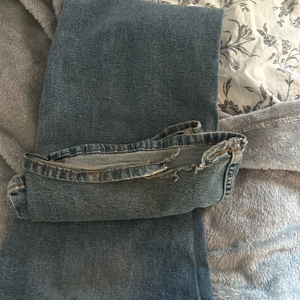 Lågmidjade jeans från hm som inte säljs längre. Gott skick, förutom att de varit lite för långa för mig som är 1.60 så att summen där nere gått sönder lite. Inget som syns när man har på sig de dock 😀. Jeans & Byxor.