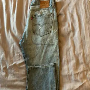 Asschyssta levi’s jeans med snygga slitningar, bra skick, nypris: 899kr