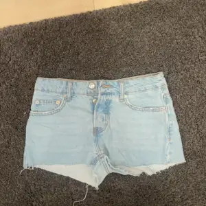 As snygga lågmidjade jeans shorts som aldrig kommit till användning tyvärr! 💕