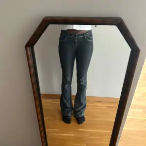 Lågmidjade mörkblå bootcut jeans 