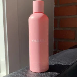 Kylie Skin Toner. Kylie Cosmetics  - OANVÄND!!! Lådan medföljer dock inte och plasten är avtagen men den är 100% inte använd! Säljer otroligt billigt då nypris är över 300 kr!!! Kolla gärna min profil för andra intressanta kläder eller accessoarer😊