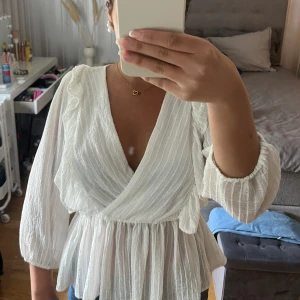 Vit sommarblus!!  - Säljer denna otroligt fina vita blusen, köpt från Only - nypris 399 kr. Passar perfekt till många olika tillfällen! 💘 Är i strl S men passar bra Xs-M! 🎀