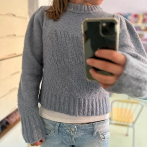 Stickad blå tröja - stickad tröja i jättefin blå färg 🩵 bra skick! kan mötas i stockholm och svarar gärna på frågor