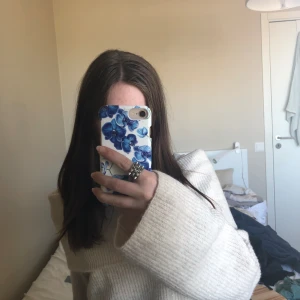 Snygg stickad tröja - Köpt på H&M för 200 kr, använd ca 2 gånger pågrund av att jag inte gillade hur den satte