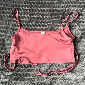 Brun topp - Helt oanvänd basic topp från Nelly. Köpte den i storlek M men är lite stor. Går knyta på många olika sätt så skulle säga att den passar S M och L. Den är mer ”jord” brun och mörk brun i verkligheten. 