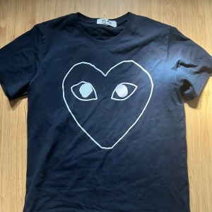 Cdg t-shirt  - Mörkblå Cdg t-shirt som ej har kommit till användning. Använt er fåtal gånger. Skriv vid intresse🙌