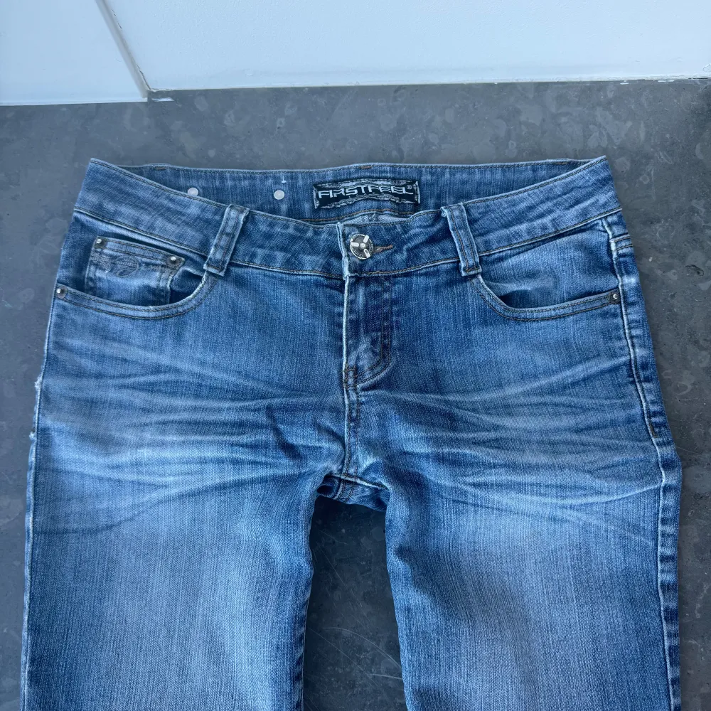 Super snygga jeans. Har ingen bild på då de inte passar mig. Midjemåttet är 40cm tvärsöver och inerbens längden är 77cm💗. Jeans & Byxor.