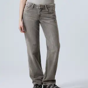 Säljer nu mina lågmidjade straight fit Weekday arrow jeans i grå färg i 28/32❤️ Bea skick!