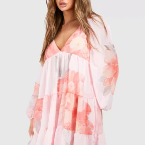 Blommig miniklänning  - Säljer denna fina blommiga klänning från Boohoo p.g.a att den var för stor för mig. Den är ej använd och har prislapp kvar och är i storlek 36! Hör gärna av dig vid intresse🤗