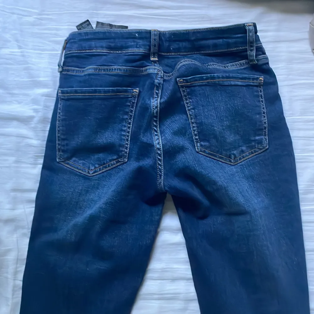 Säljer mina mörkblåa lowwaist bootcut jeans då jag inte använder dem längre! Super fint skick! Storlek 34 från zara passar mig bra som är 166cm. Säljer för 200kr + frakt (pris kan dock diskuteras!). Jeans & Byxor.