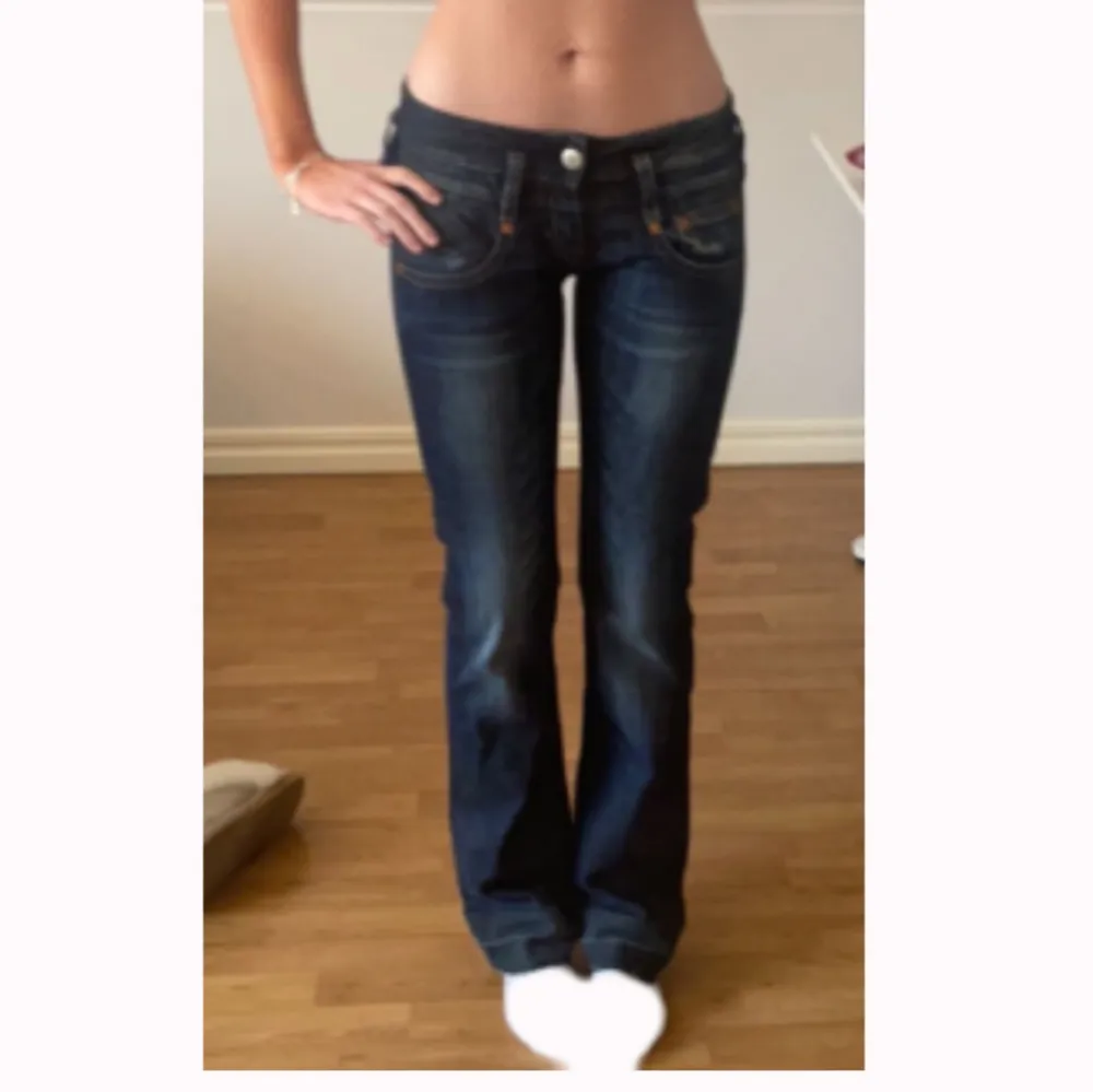 Super super snygga Lågmidjade jeans från herrlicher i storlek 29/34!😍  De är uppsprättade längst ner, se sista bild!  . Jeans & Byxor.