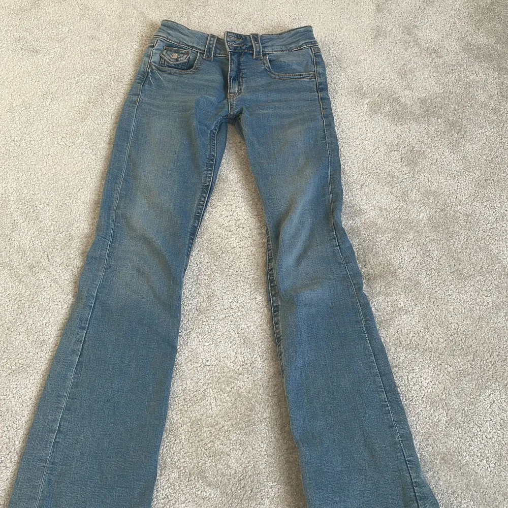 Low waist bootcut jeans från gina young. Är i storlek 170. De är ungefär 4 månader gamla men bara använda ca 3 ggr💗💕. Jeans & Byxor.