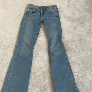 Low waist bootcut jeans från gina young. Är i storlek 170. De är ungefär 4 månader gamla men bara använda ca 3 ggr💗💕