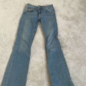 Low waist Bootcut jeans - Low waist bootcut jeans från gina young. Är i storlek 170. De är ungefär 4 månader gamla men bara använda ca 3 ggr💗💕