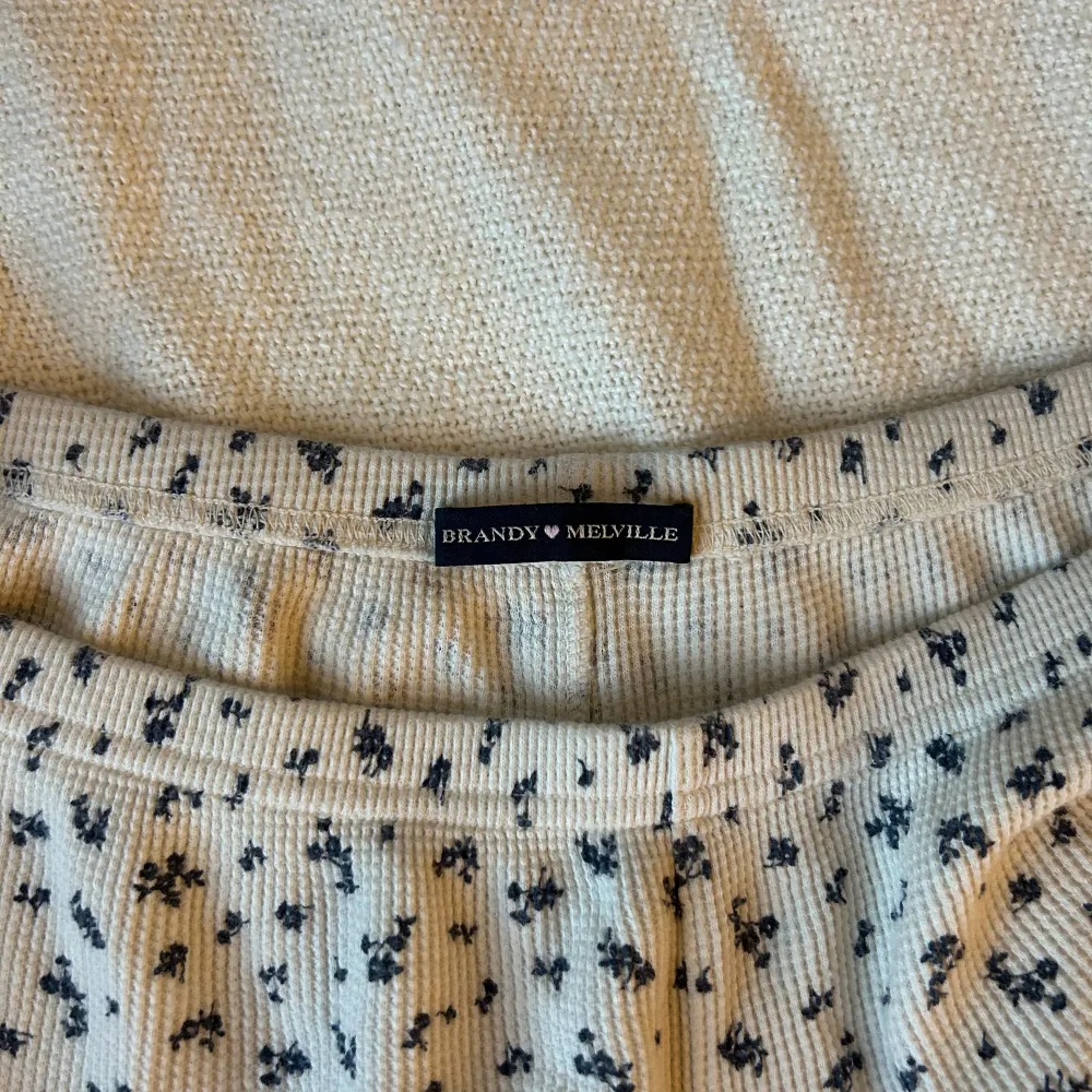 jätte söta brandy pyjamas shorts som jag har använt 1 gång och har inga defekter! köpte för ungefär 200kr, säljer pga att dem inte kmr till användelse💘. Shorts.