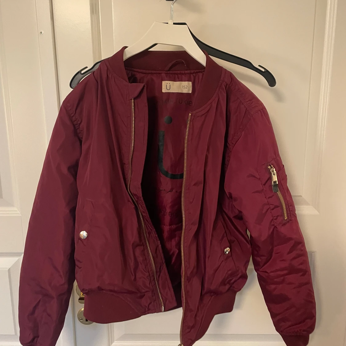 Vinröd jacka 