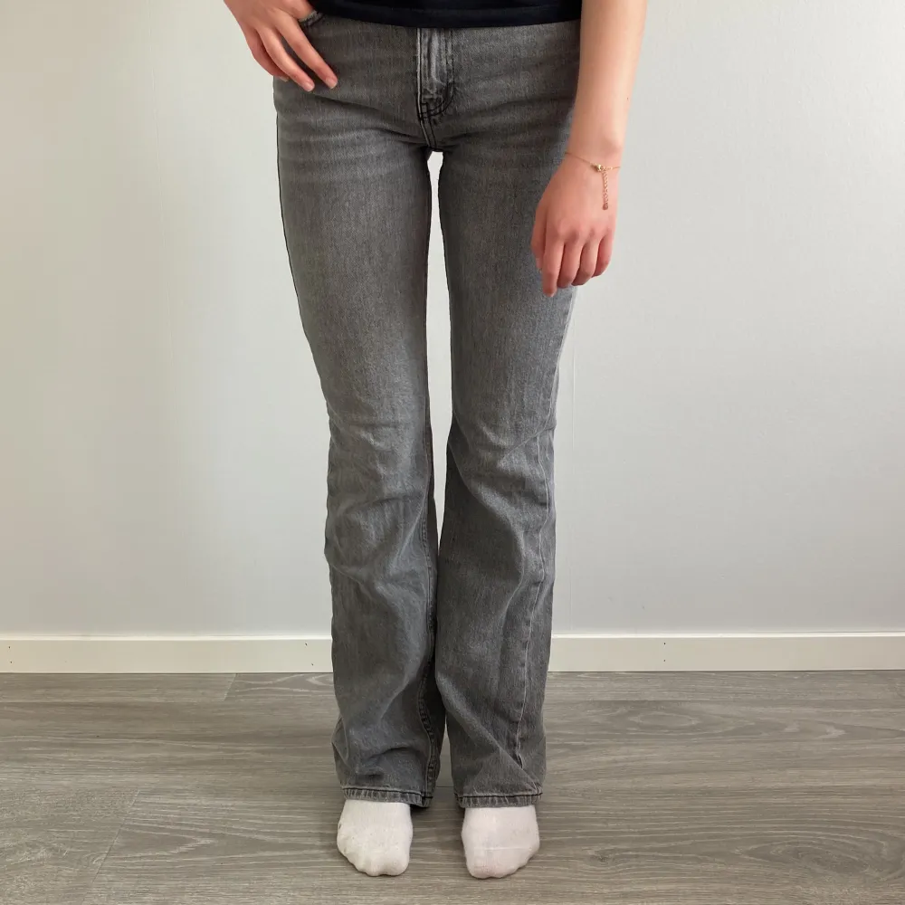 Jeans i använt skick från Gina tricot🩷 Storlek 32 och passar mig väldigt bra som är ca 165 cm💓hör av er vid funderingar💞pris kan diskuteras vid snabb affär🙏🏽. Jeans & Byxor.