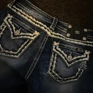 Jättesnygga jeans i rak modell som knappt är använda!