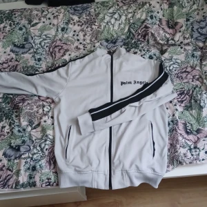 Palm angels tröja  - Är i nyskick. Den har blivit för liten på mig. Byxor finns men då diskuterar vi pris 