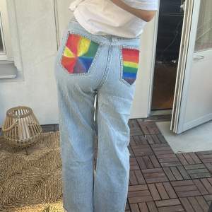 Jeans med pridemålning baksida fickor! Bra skick!