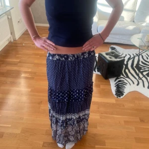 Långkjol - Säljer denna sjukt fina mönstrade långkjolen. Står ej storlek men passar en xs. ANVÄND KÖP NU, hinner ofta inte svara på meddelanden❤️❤️