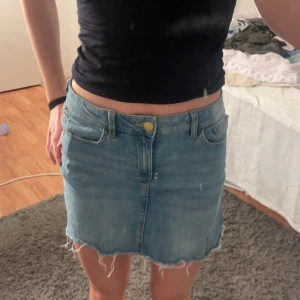 Jeanskjol minikjol - Superfin jeanskjol i storlek 14/152 men passar mig som brukar ha xs 
